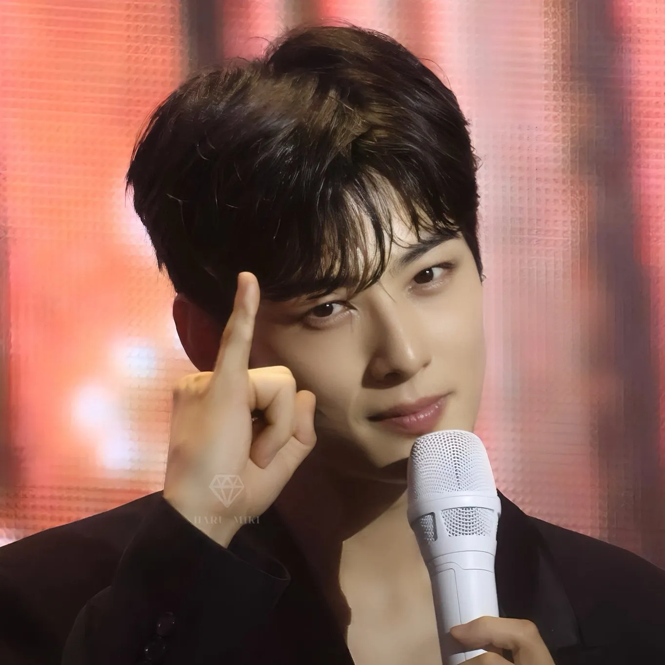 A moment captured by a fan of Cha Eunwoo