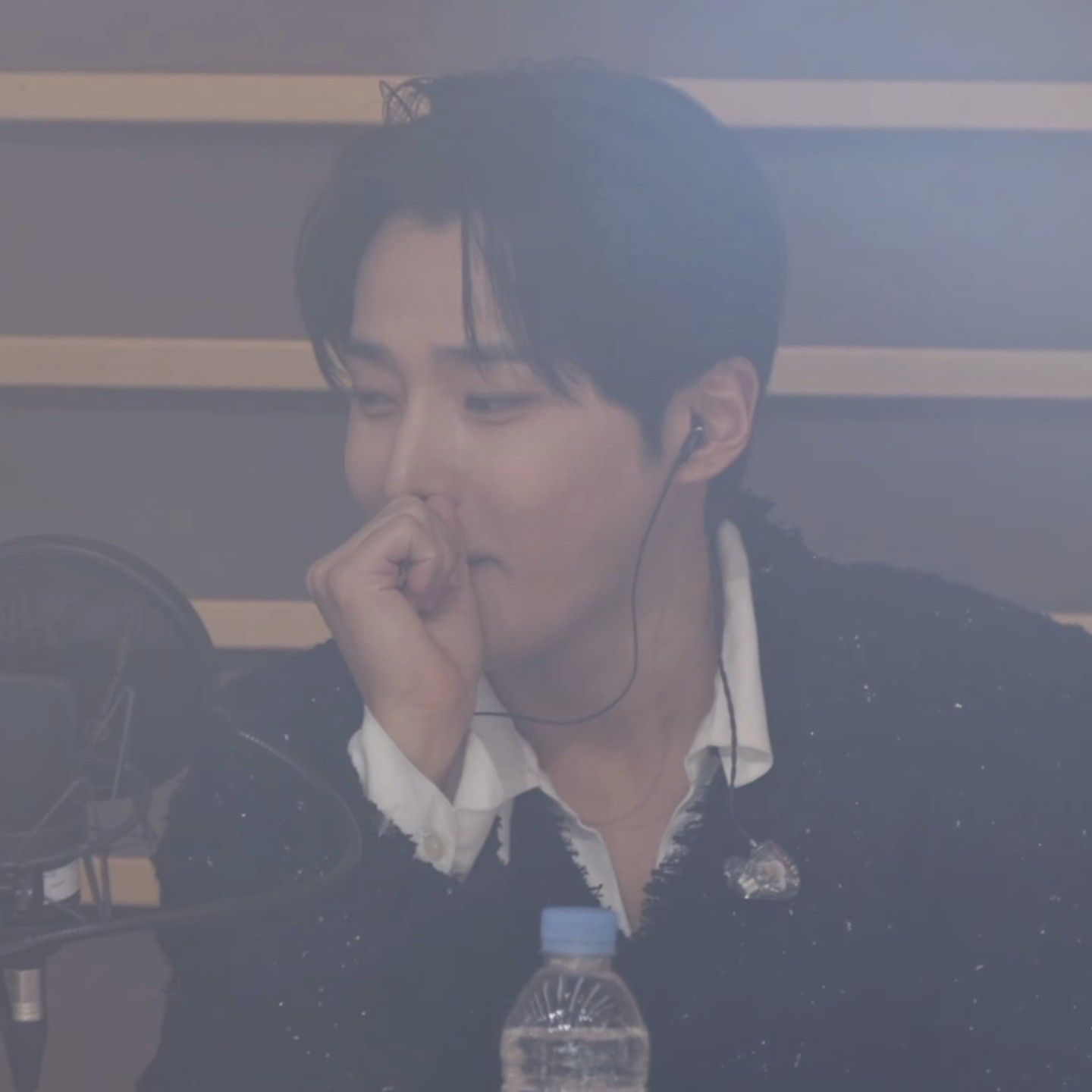 A moment captured by a fan of Seong Ri