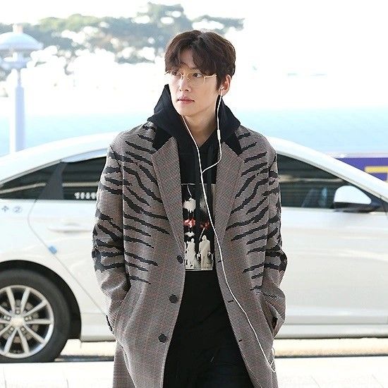 Behind-the-scenes cut of Ji Changwook