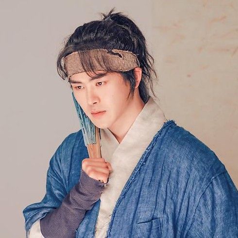 Behind-the-scenes cut of Hoya