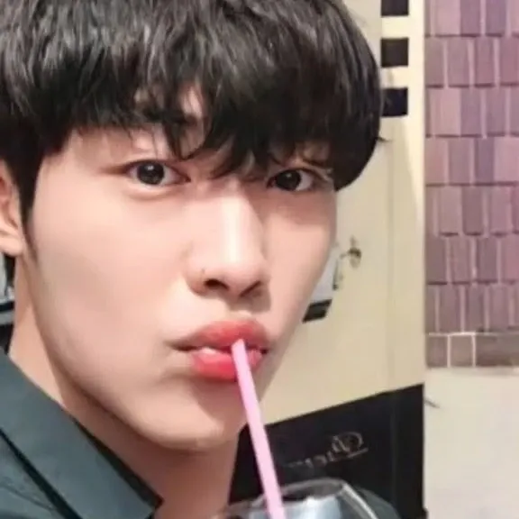 A moment captured by a fan of Woo Dohwan
