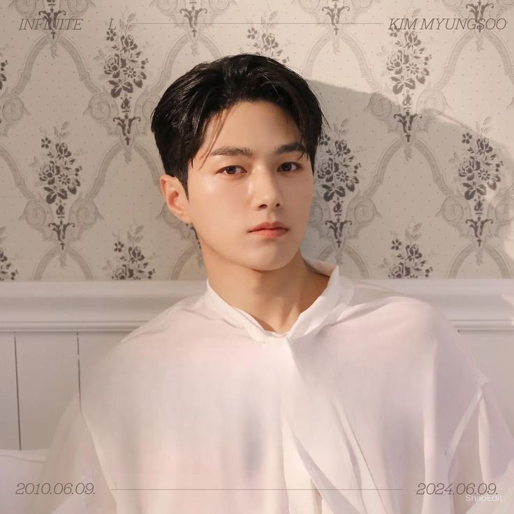 Behind-the-scenes cut of Kim Myungsoo (L)