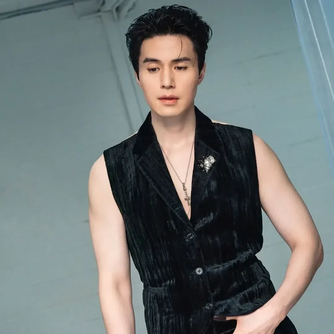 Recent activity shot of Lee Dongwook