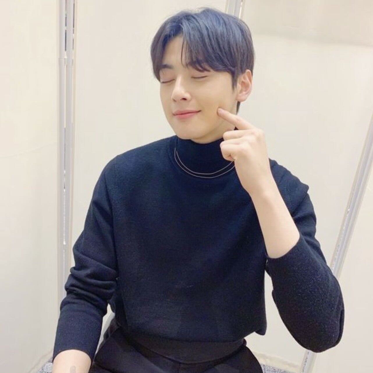 Behind-the-scenes cut of Cha Eunwoo