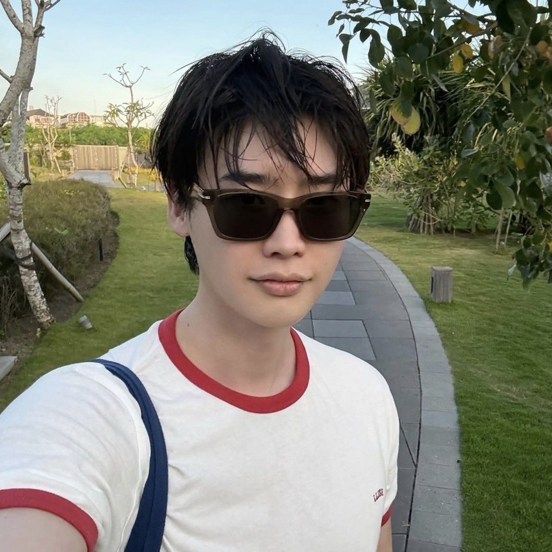 A moment captured by a fan of Lee Jongsuk