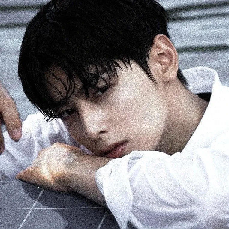 Recent activity shot of Cha Eunwoo
