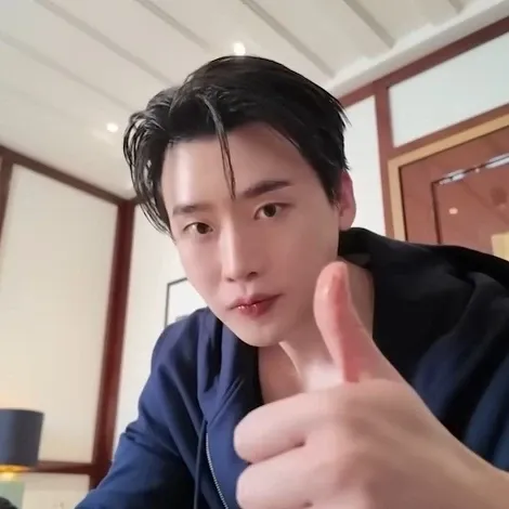 A moment captured by a fan of Lee Jongsuk