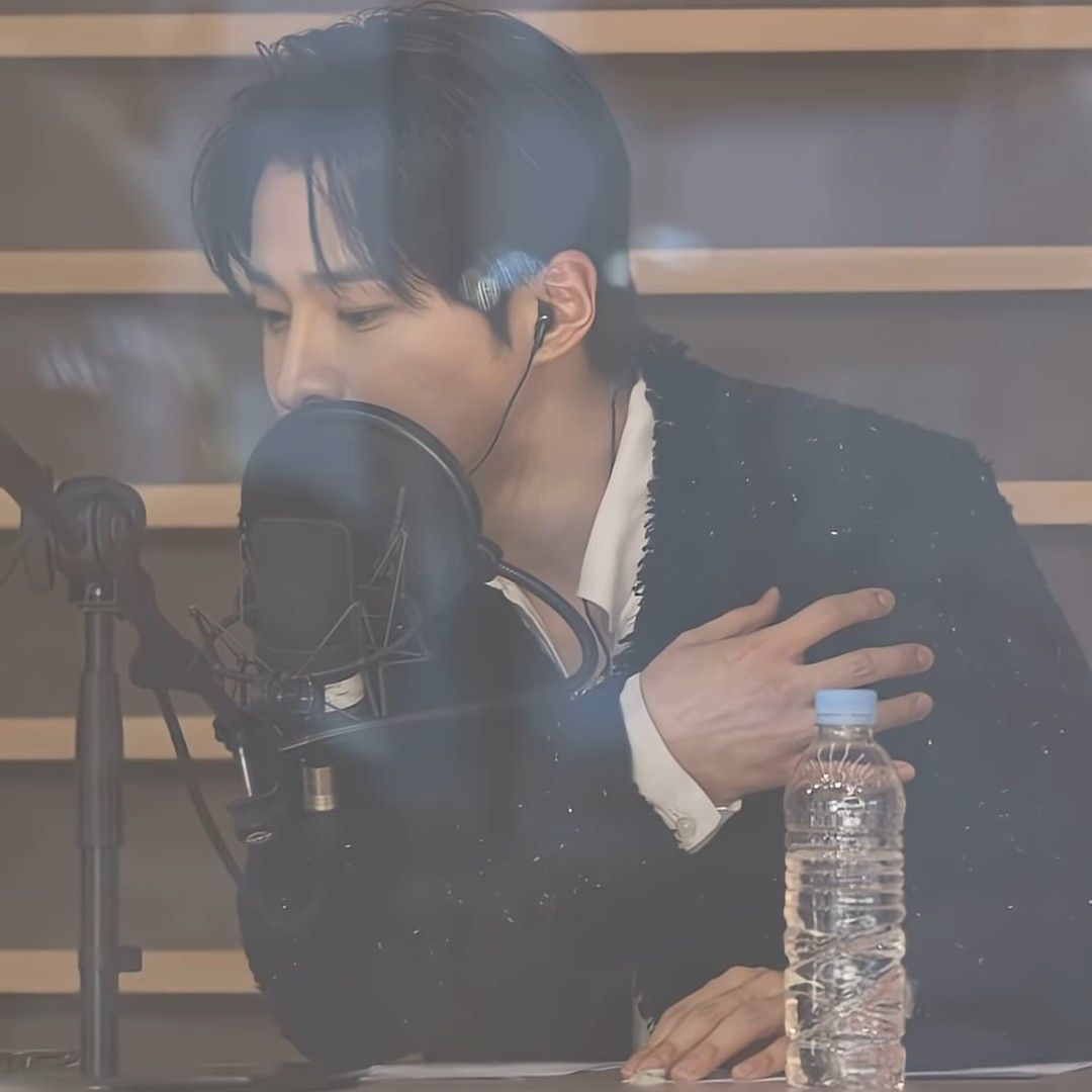 A moment captured by a fan of Seong Ri