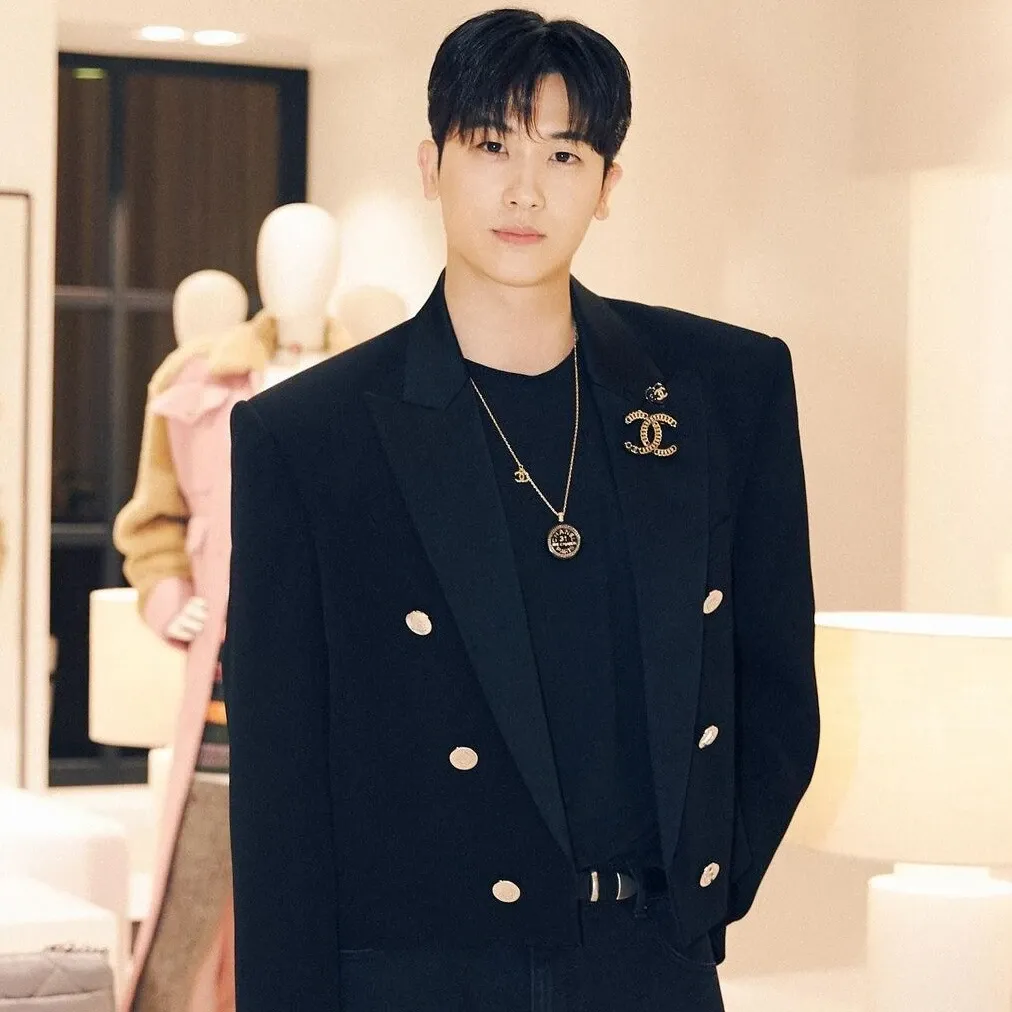 Behind-the-scenes cut of Park Hyungsik