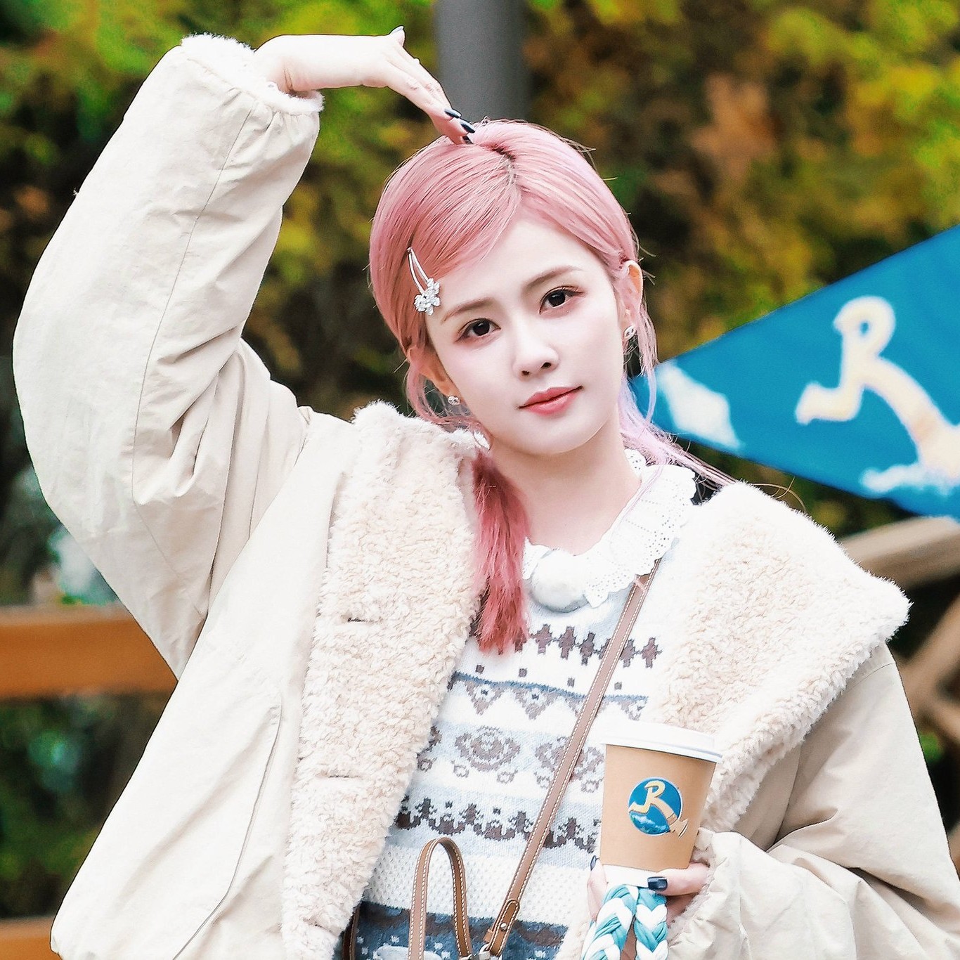 Behind-the-scenes cut of Bai Lu