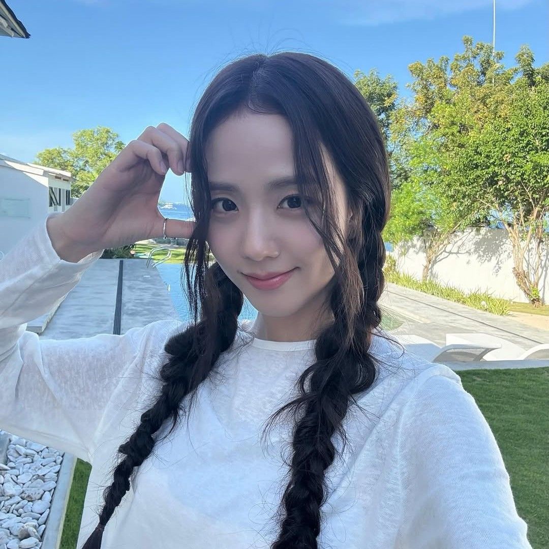 Latest photo of Jisoo (1995)