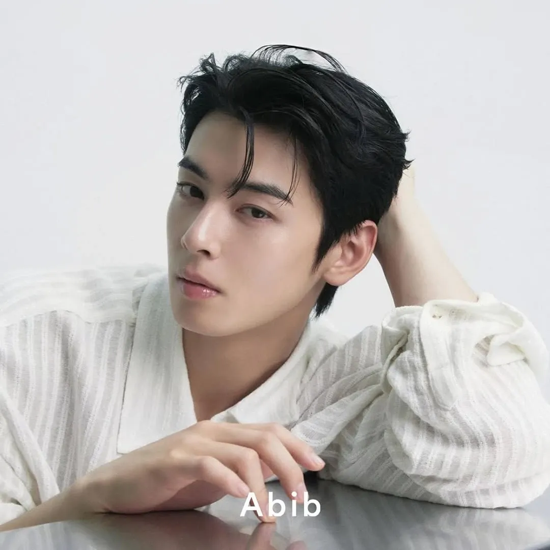 Behind-the-scenes cut of Cha Eunwoo