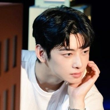 Behind-the-scenes cut of Cha Eunwoo