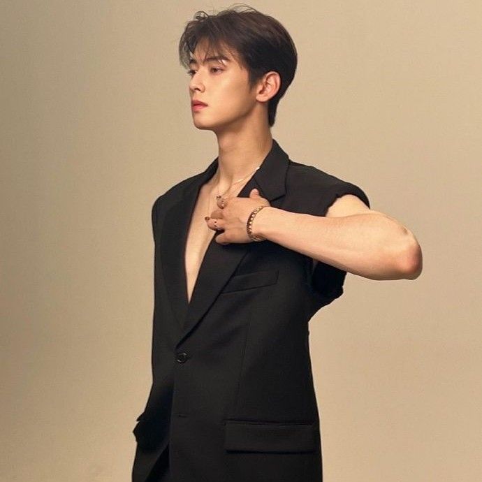 Behind-the-scenes cut of Cha Eunwoo