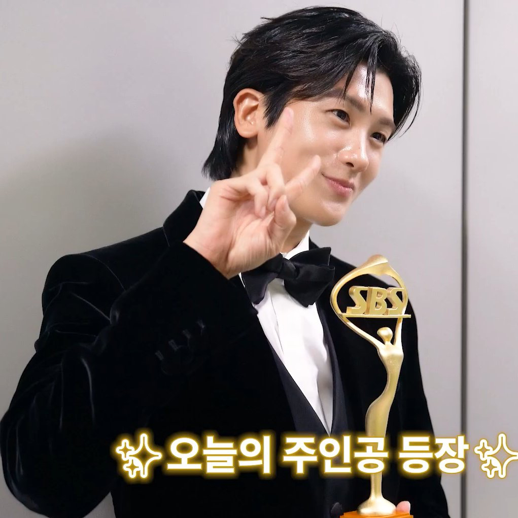 A moment captured by a fan of Park Hyungsik