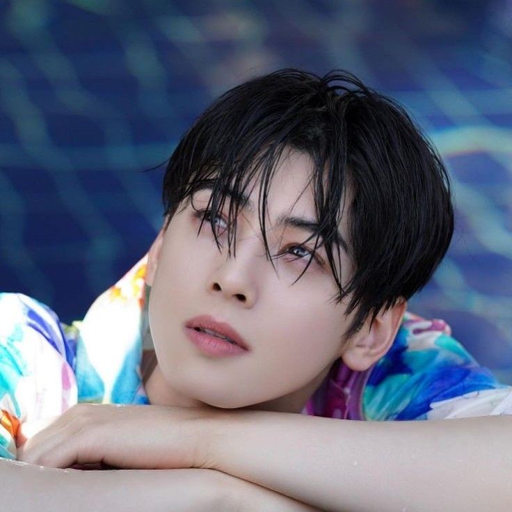 Behind-the-scenes cut of Cha Eunwoo