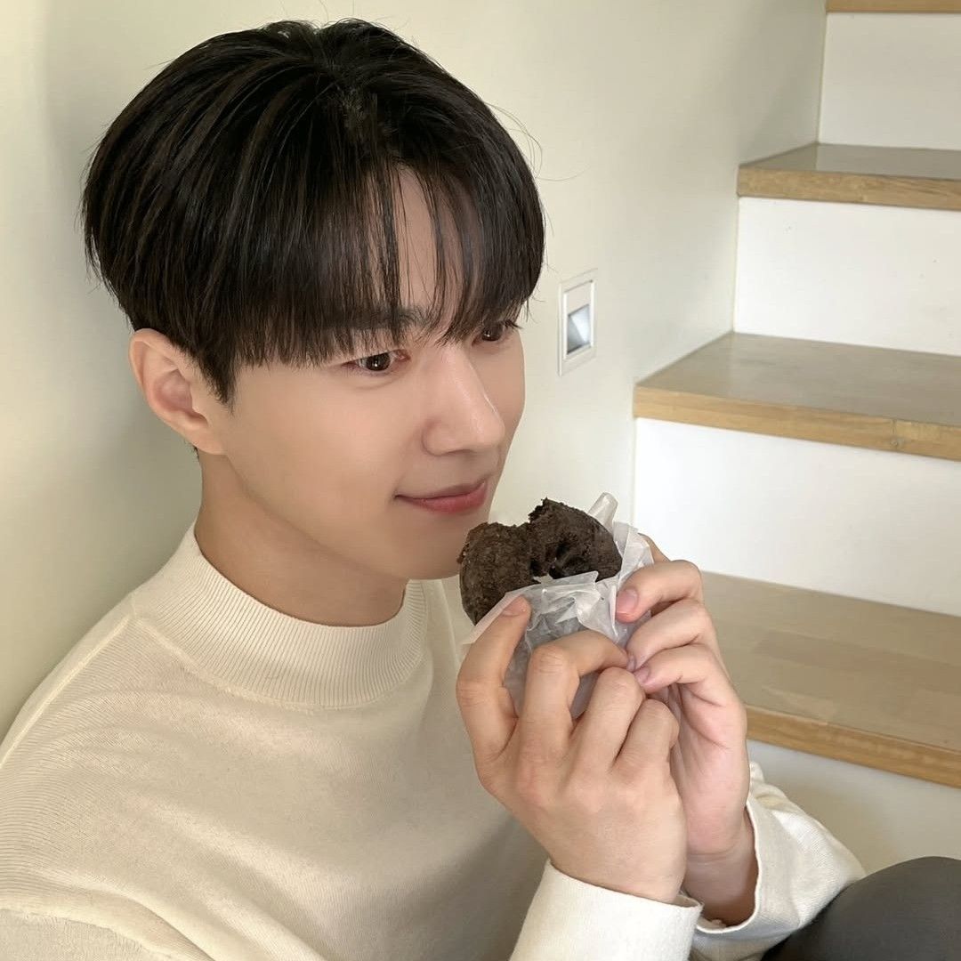 Behind-the-scenes cut of Kim Myungsoo (L)