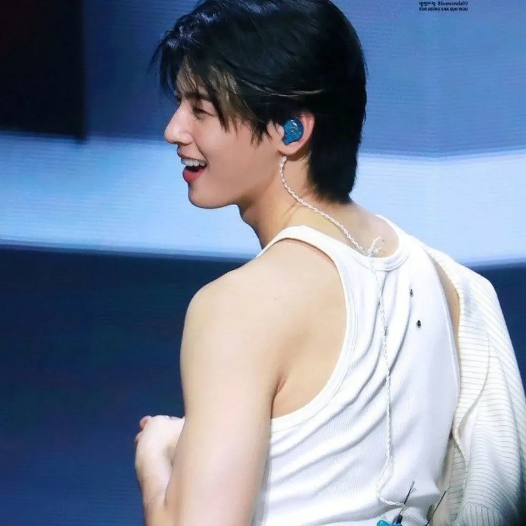 Behind-the-scenes cut of Cha Eunwoo