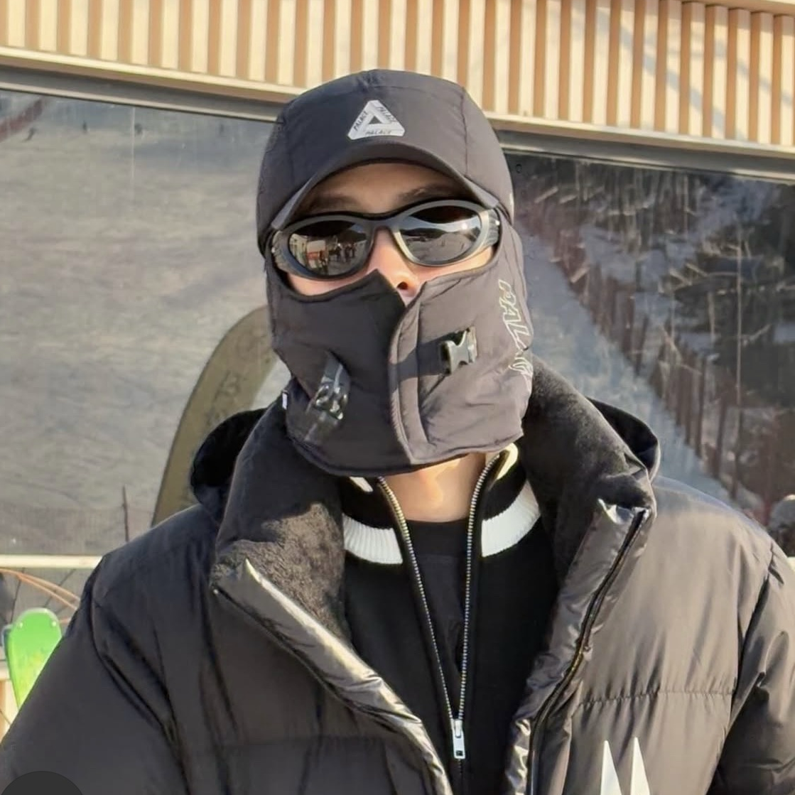 Behind-the-scenes cut of Lee Jaewook