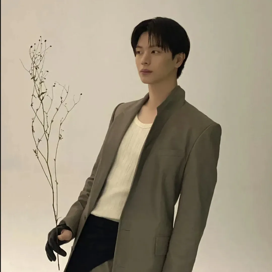 A moment captured by a fan of Yook Sungjae