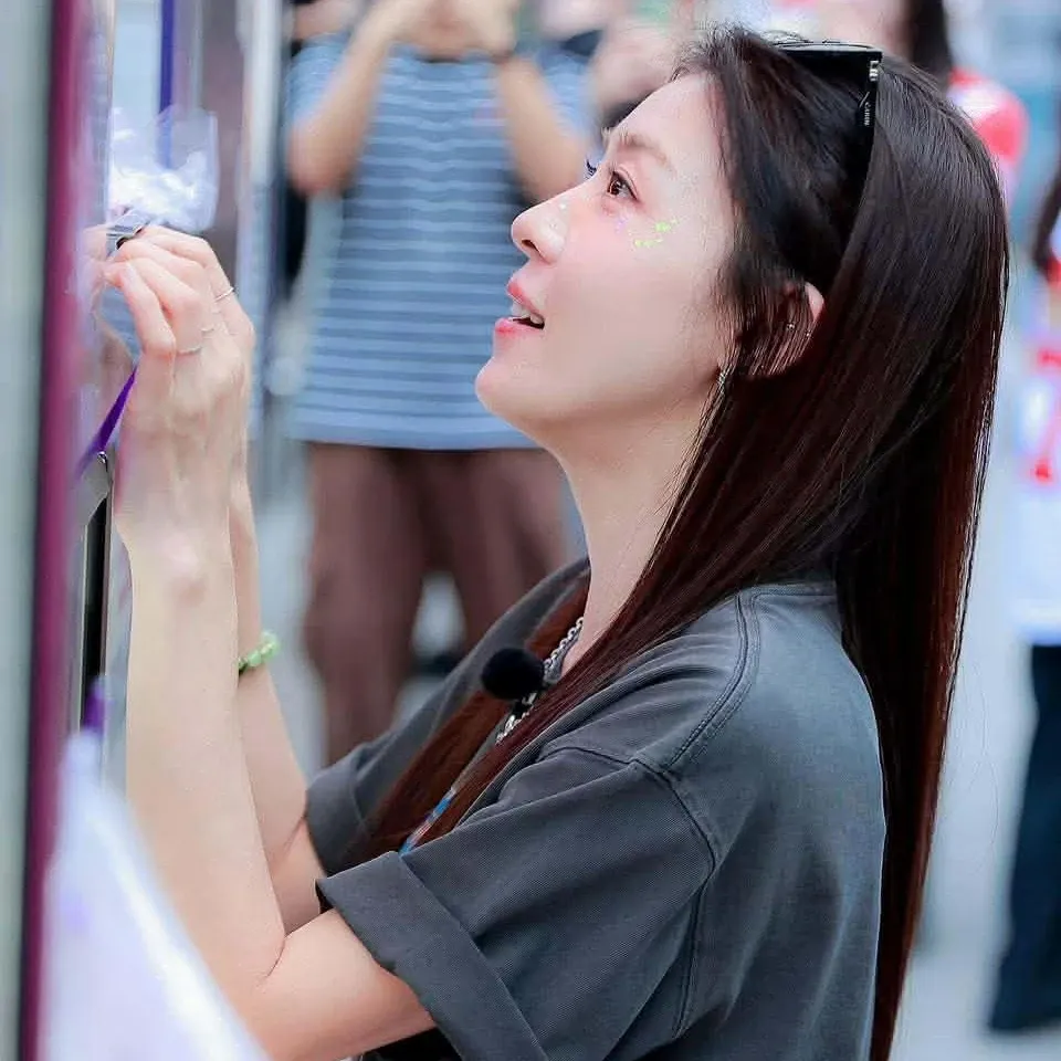 Behind-the-scenes cut of Ha Jiwon