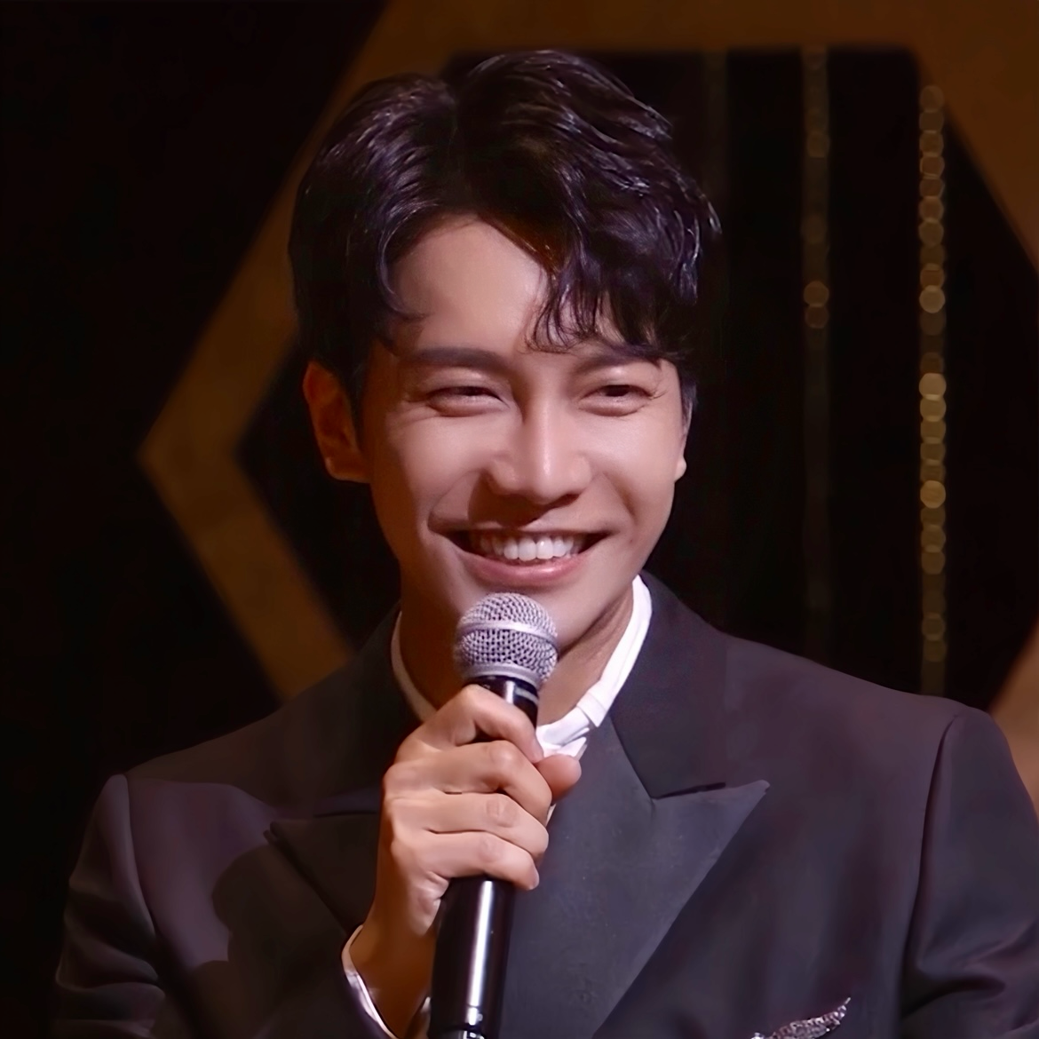 Cuplikan di balik layar dari Lee Seunggi