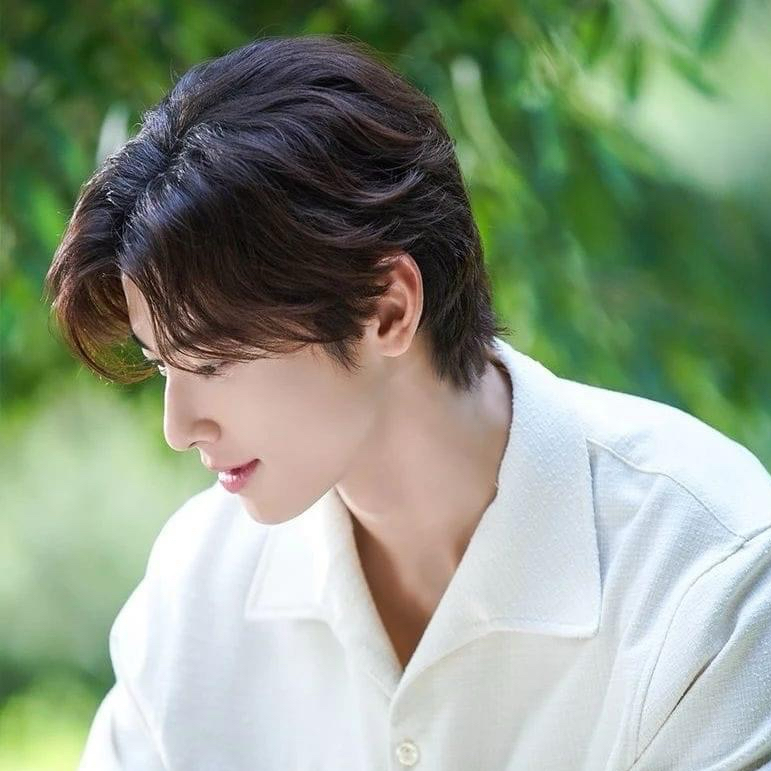 Behind-the-scenes cut of Cha Eunwoo