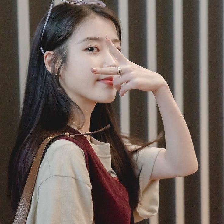 Behind-the-scenes cut of IU