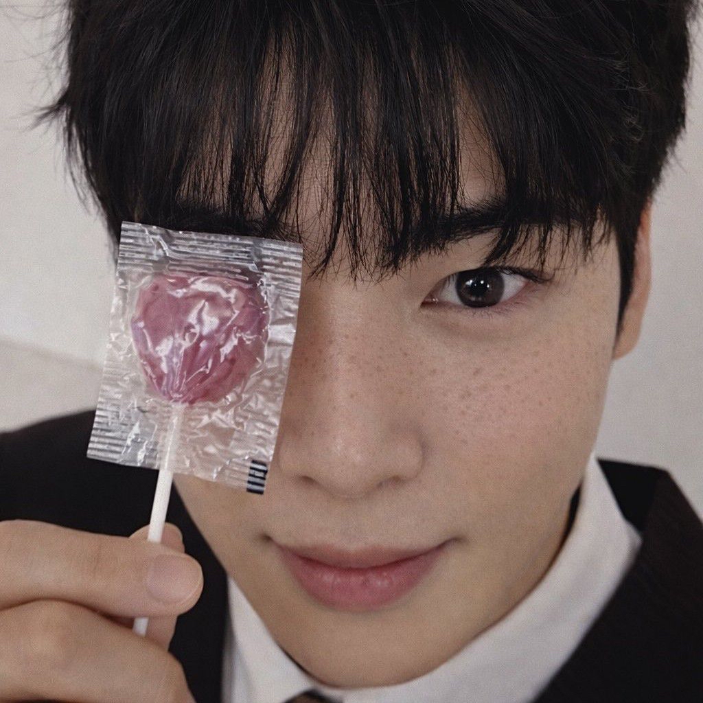 A moment captured by a fan of Cha Eunwoo