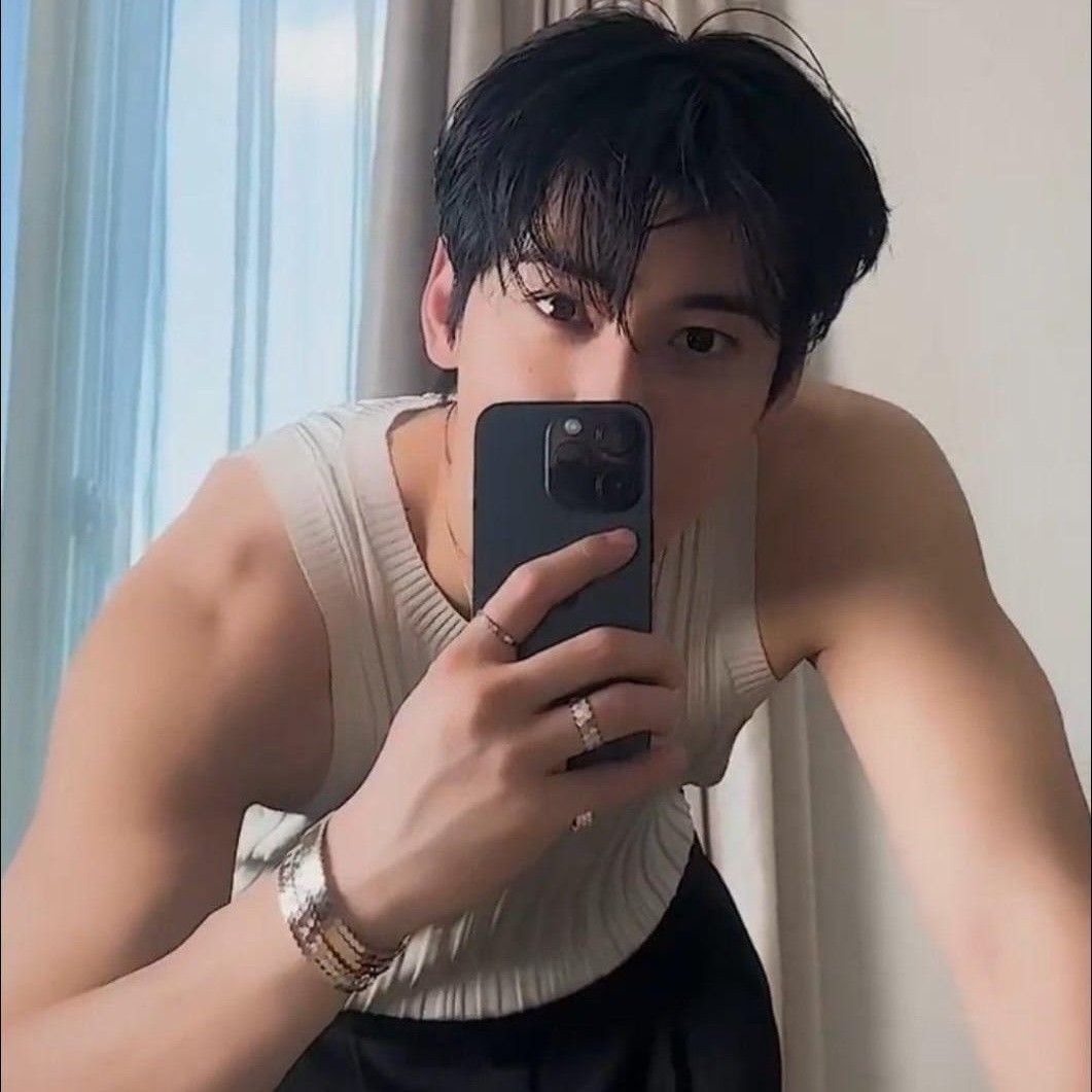 Behind-the-scenes cut of Cha Eunwoo