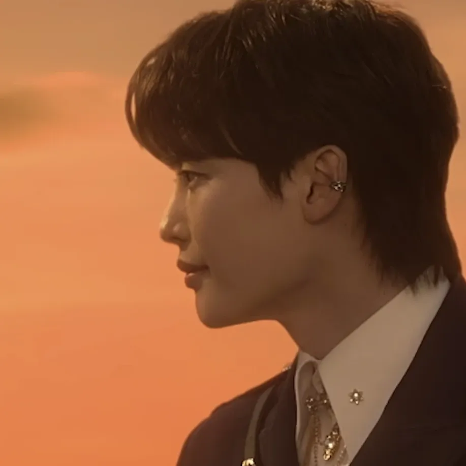 A moment captured by a fan of Lee Jongsuk