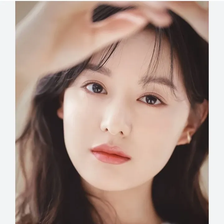 Behind-the-scenes cut of Kim Jiwon