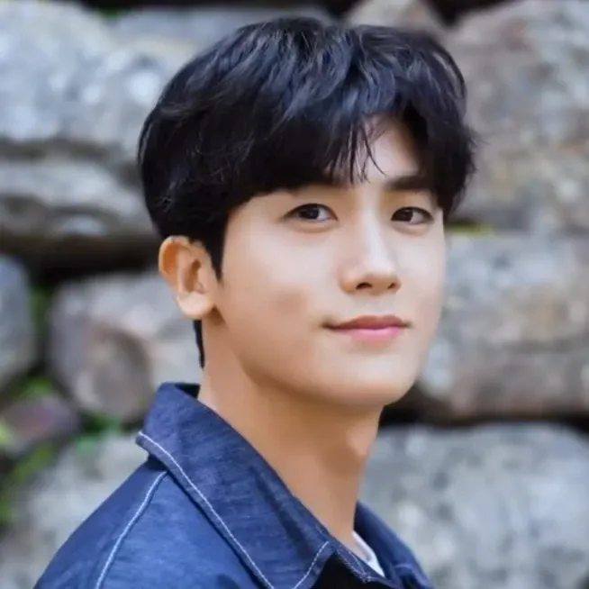 A moment captured by a fan of Park Hyungsik