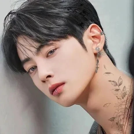 Behind-the-scenes cut of Cha Eunwoo
