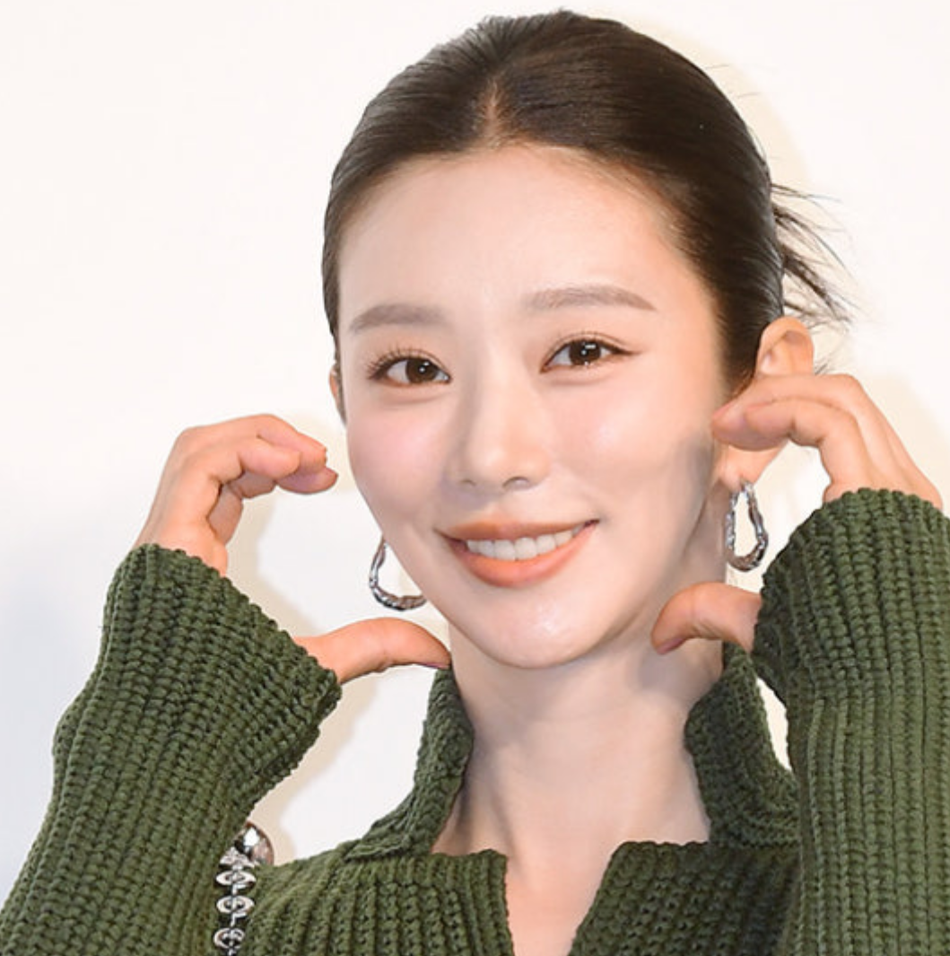 Behind-the-scenes cut of Lee Joobeen