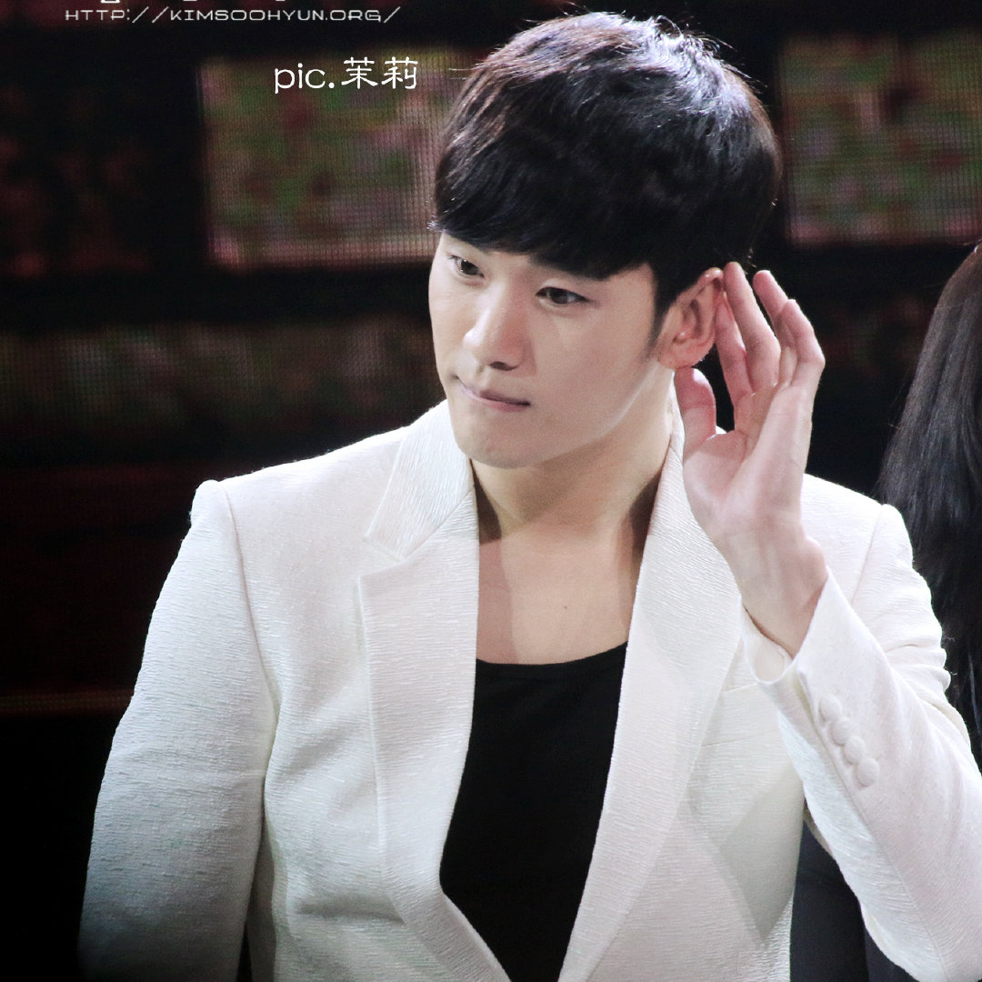 粉丝拍下的金秀贤瞬间