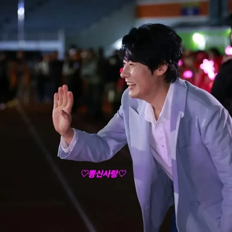 A moment captured by a fan of Kang Moonkyung
