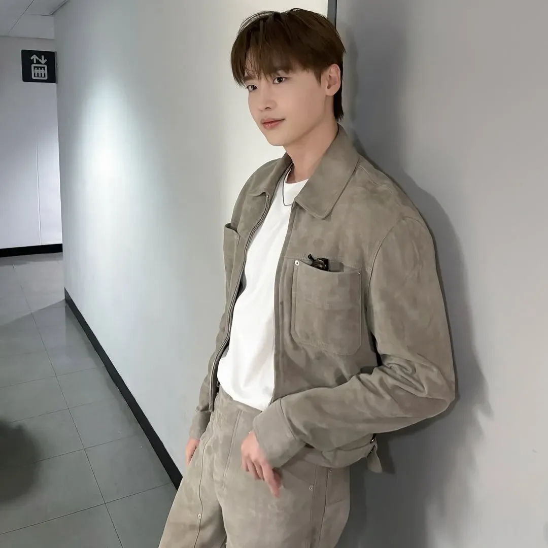 A moment captured by a fan of Lee Jongsuk