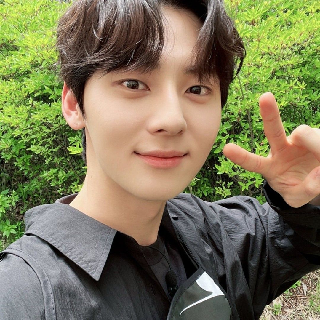 A moment captured by a fan of Hwang Minhyun