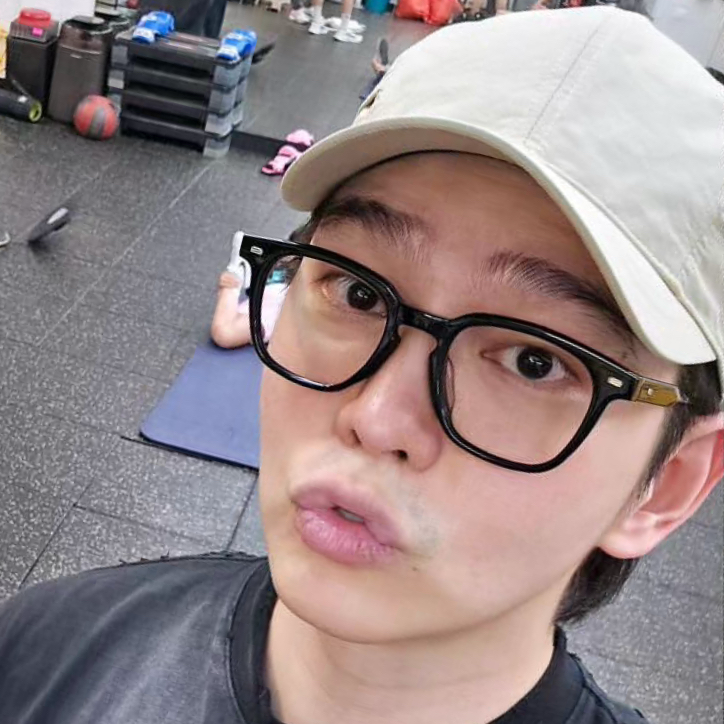 A moment captured by a fan of Yoon Kyunsang