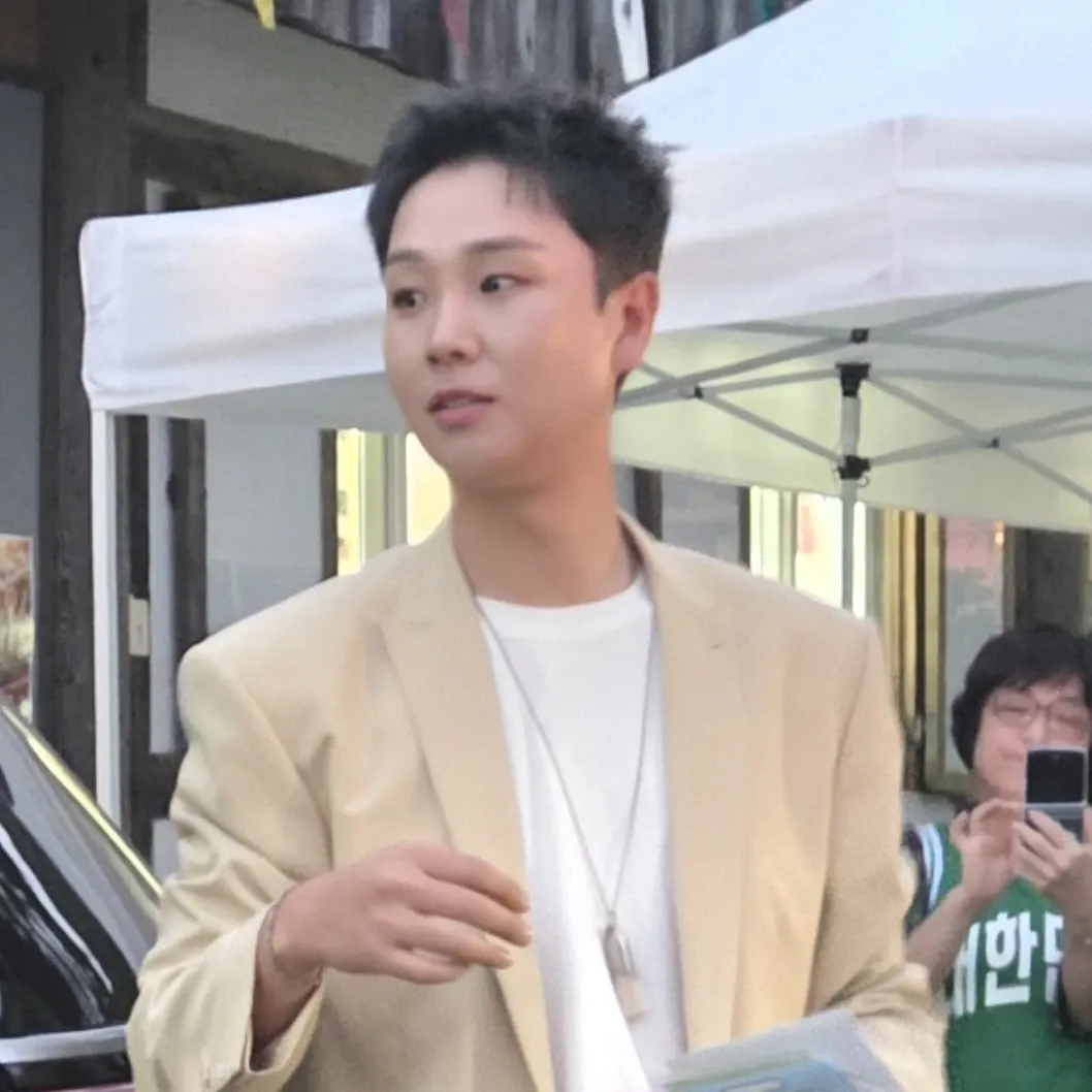 Song Minjun的最新照片
