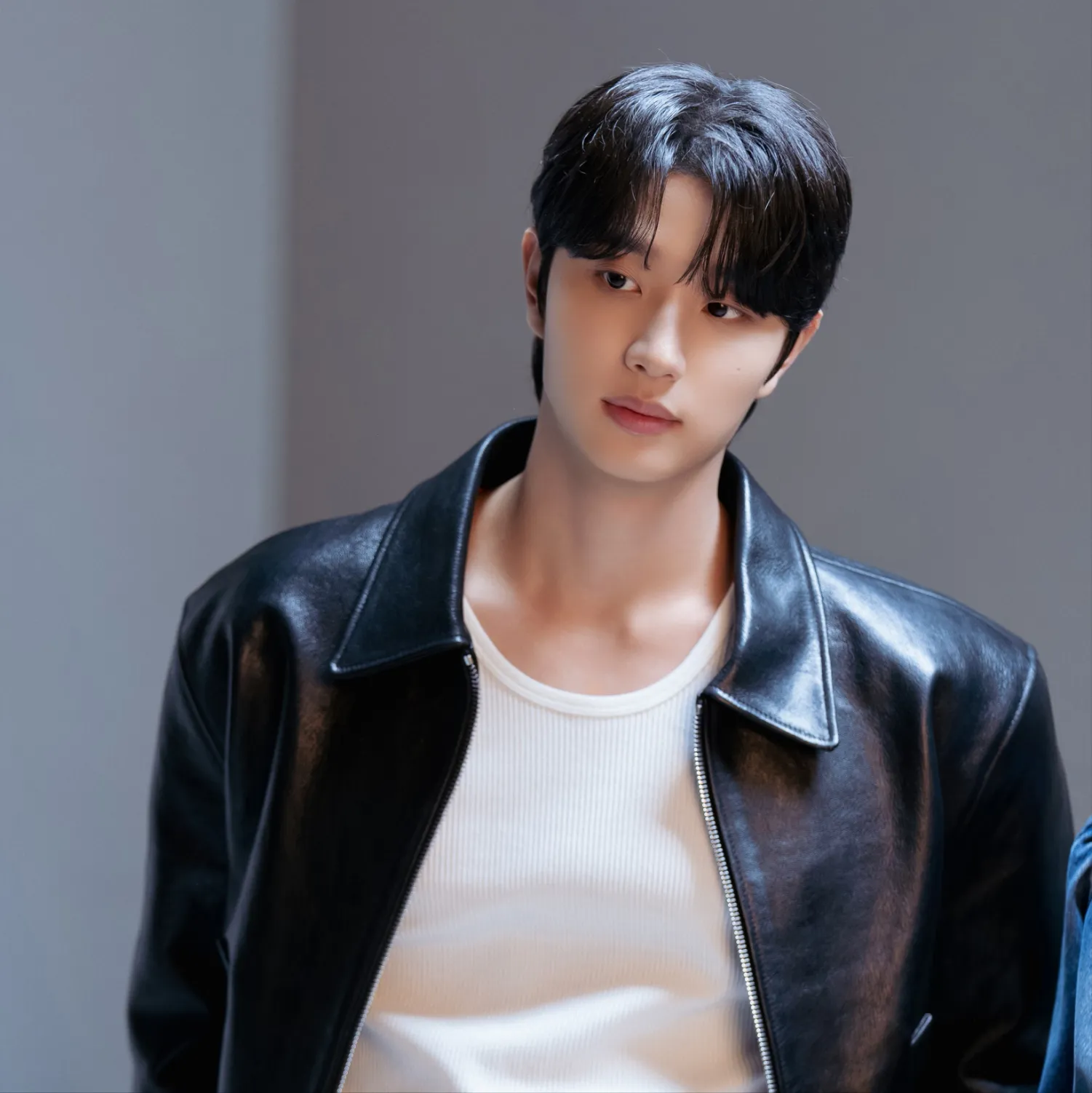 Behind-the-scenes cut of Kim Jaewon