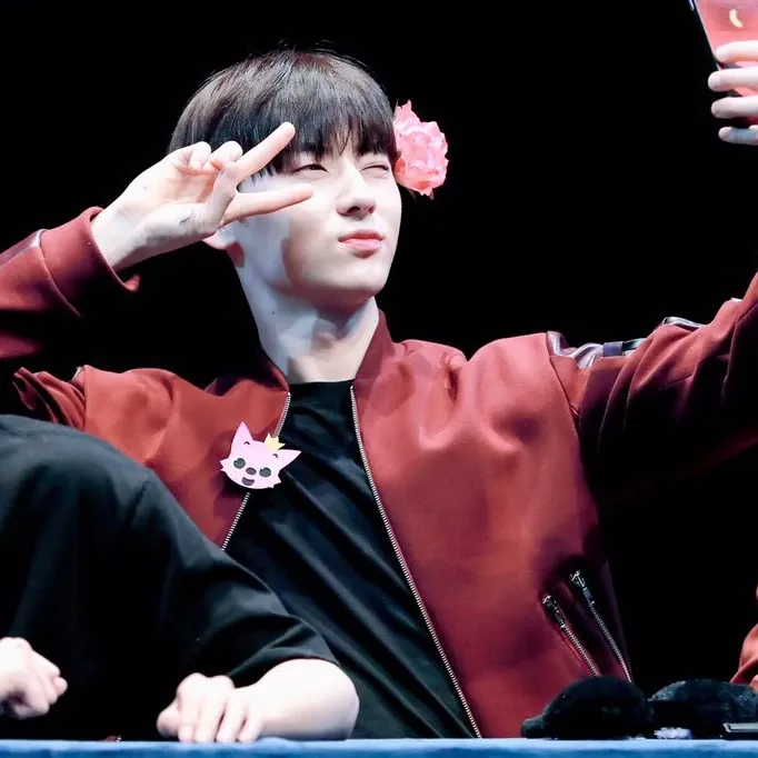 A moment captured by a fan of Hwang Minhyun