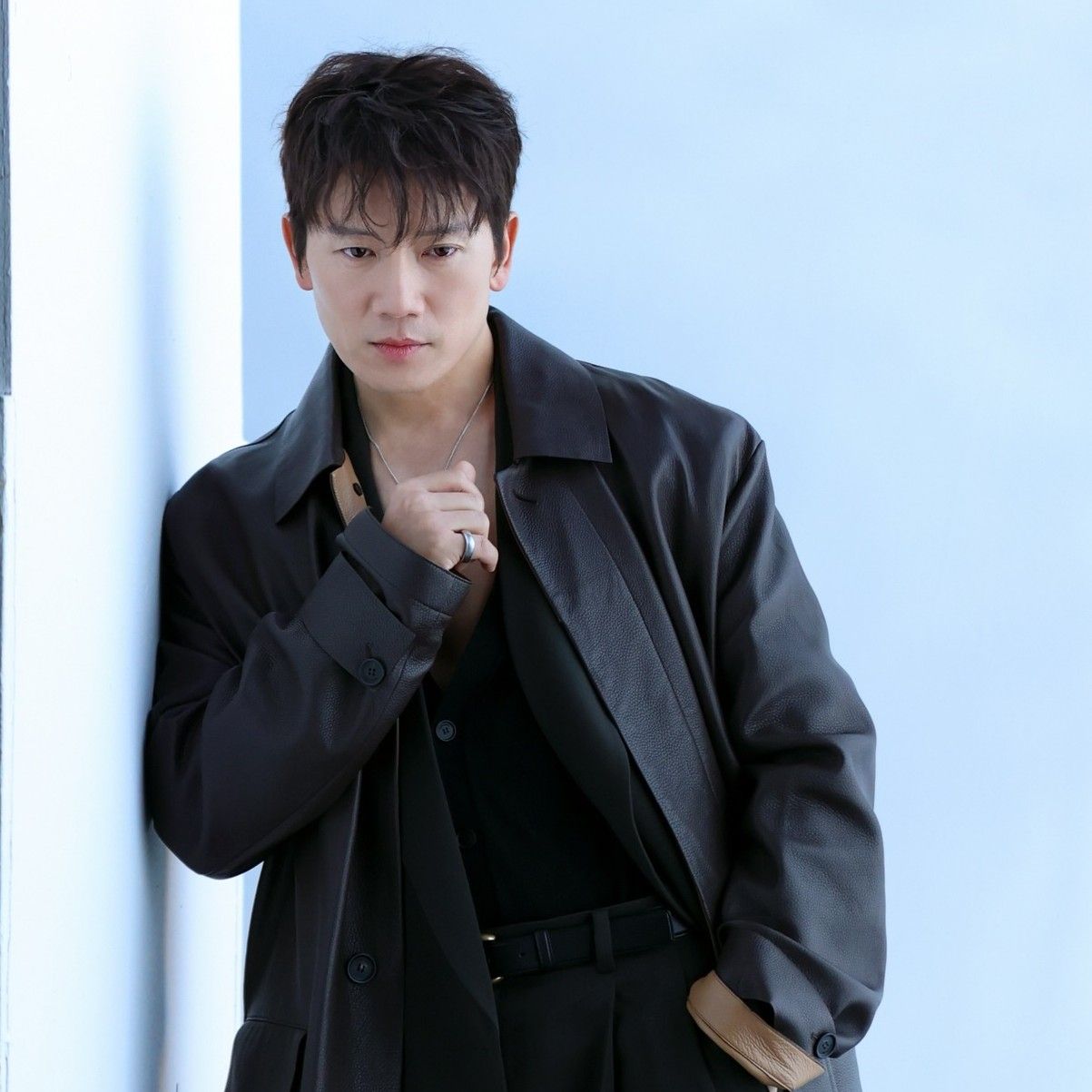 Behind-the-scenes cut of Ji Sung