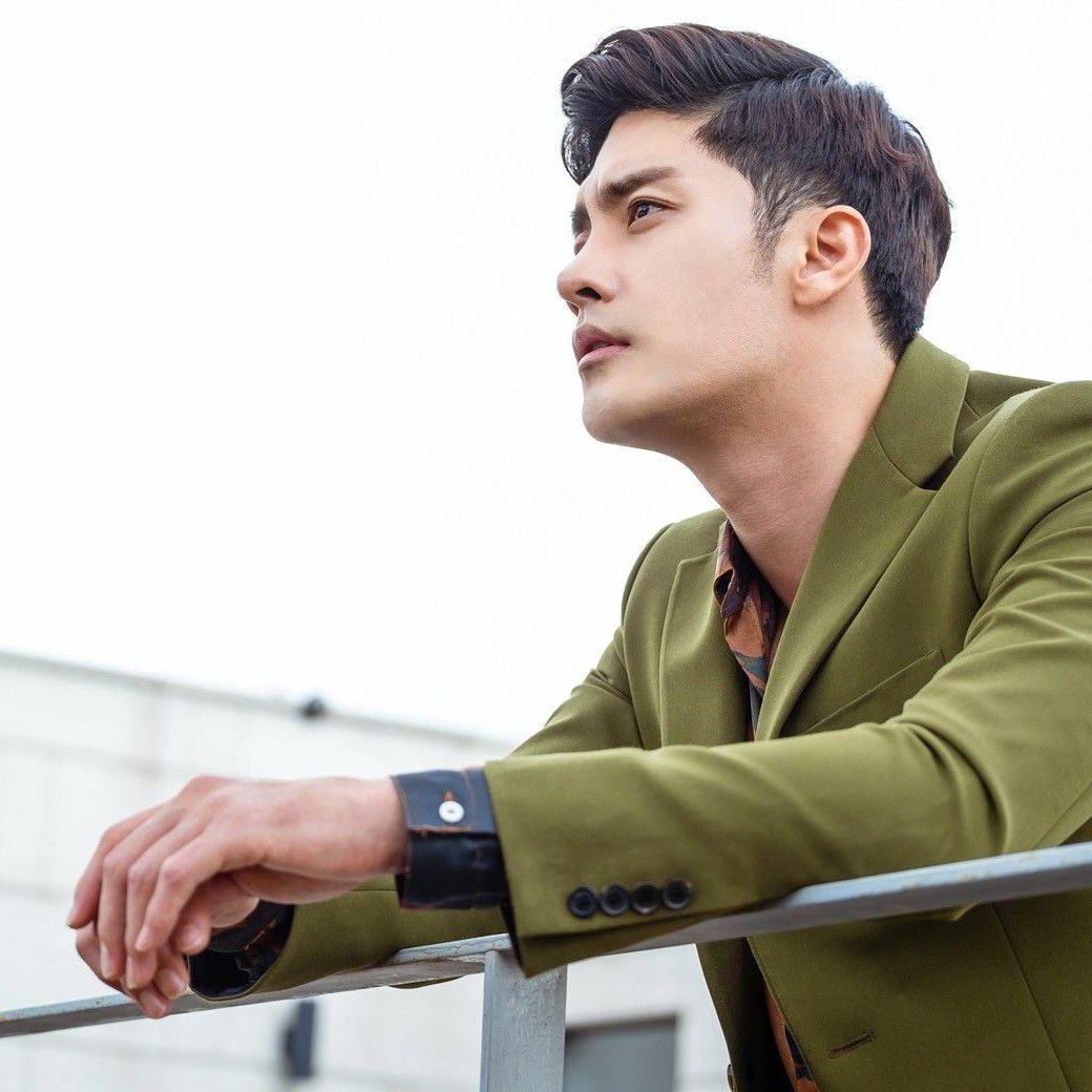 Behind-the-scenes cut of Sunghoon
