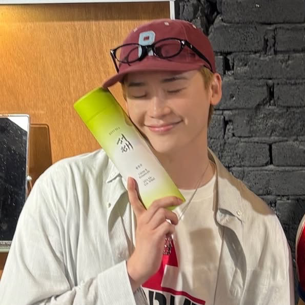 A moment captured by a fan of Lee Jongsuk