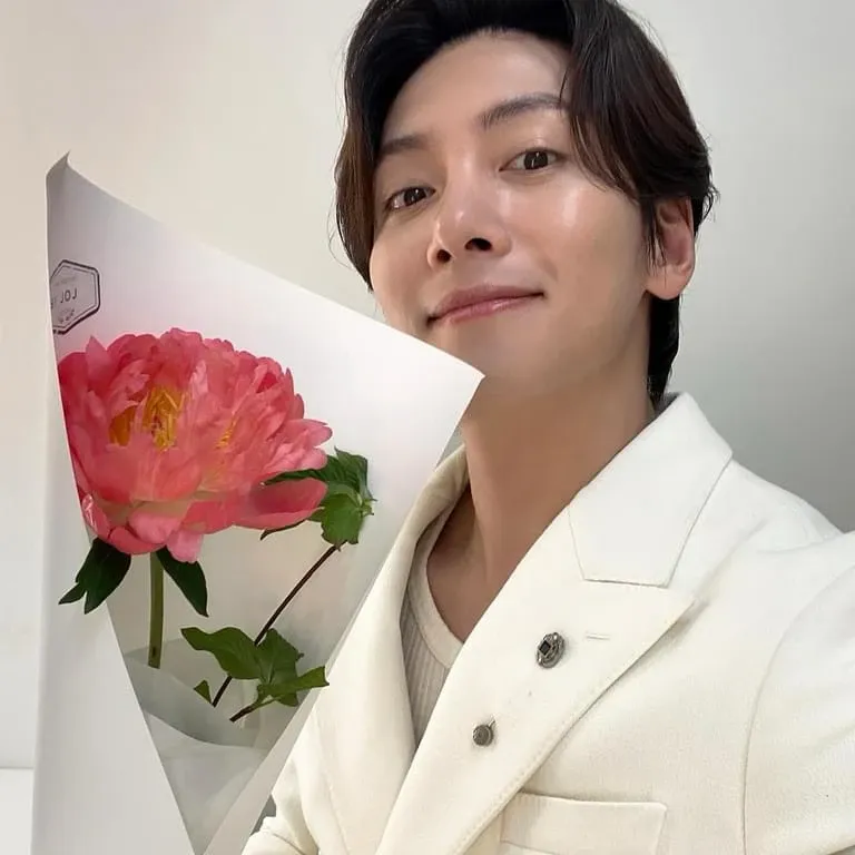 Behind-the-scenes cut of Ji Changwook