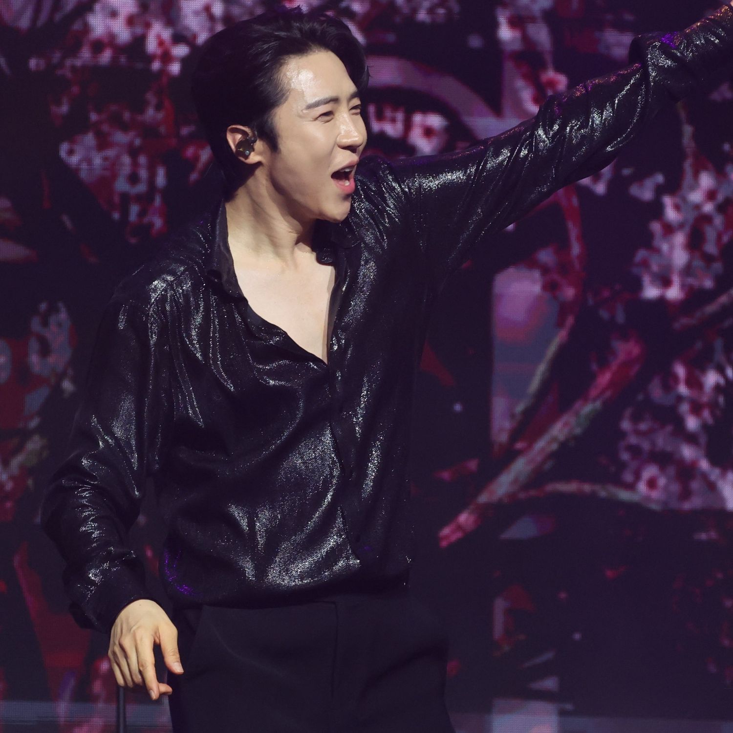 A moment captured by a fan of Enoch