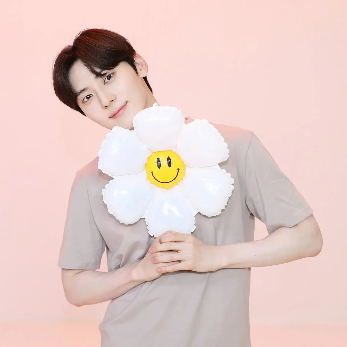 A moment captured by a fan of Hwang Minhyun