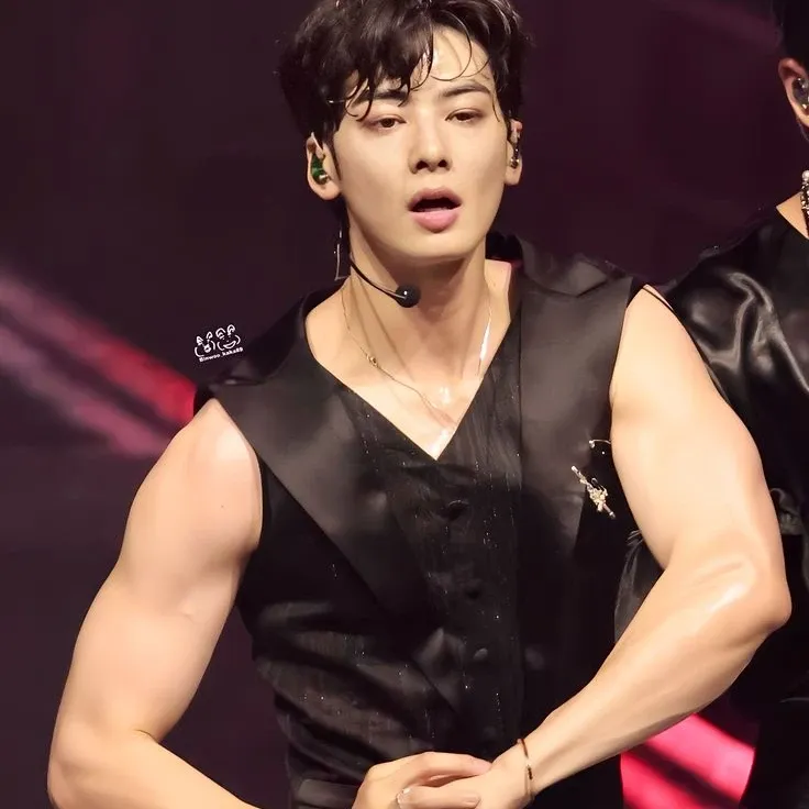 Latest photo of Cha Eunwoo